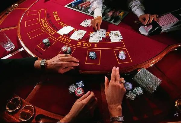 mmr111 မိုဘိုင်း APP ဖြင့် ဘောလုံးလောင်းကစားနေသောမြင်ကွင်း
